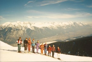 1995groepje met fameuze plek op piste Imet uitzicht Innsbruck